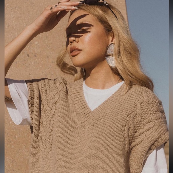 KOTN Unisex Cable Knit Vest - Porcini Melange Oversized - Picture 2 of 7